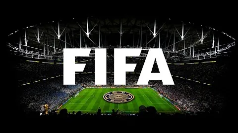 揭秘：47岁模特凯蒂与球星格拉利什亲密吻戏幕后故事